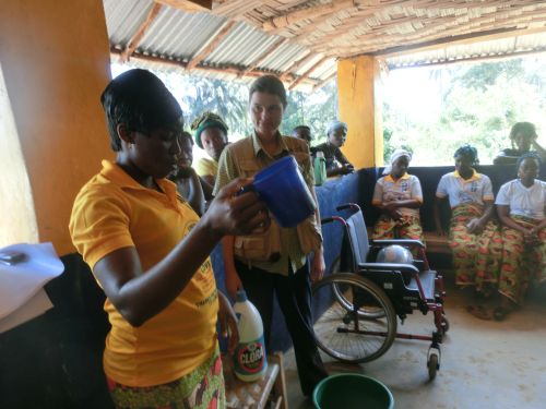 vor der Mawah-Clinic Dez. 2014